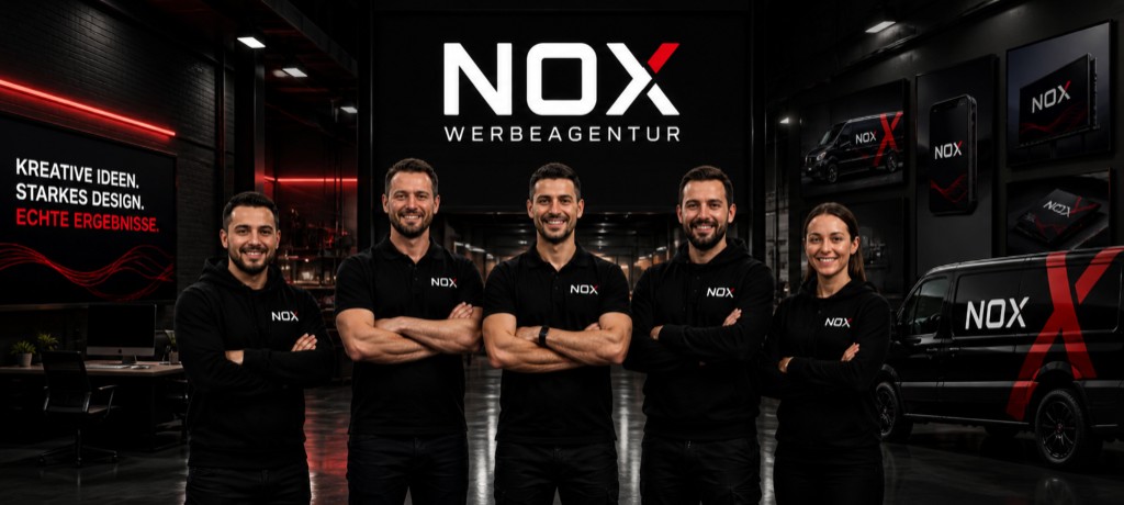 NOX Werbeagentur: Team mit Marken-Shirts vor großem NOX-Logo; Monitor mit Text zu kreativen Ideen, starkem Design und echten Ergebnissen; rechts Fahrzeug und Werbemotive.